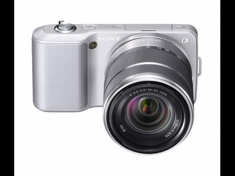 Angeschraubtes Einsteigerzoom an der NEX-3